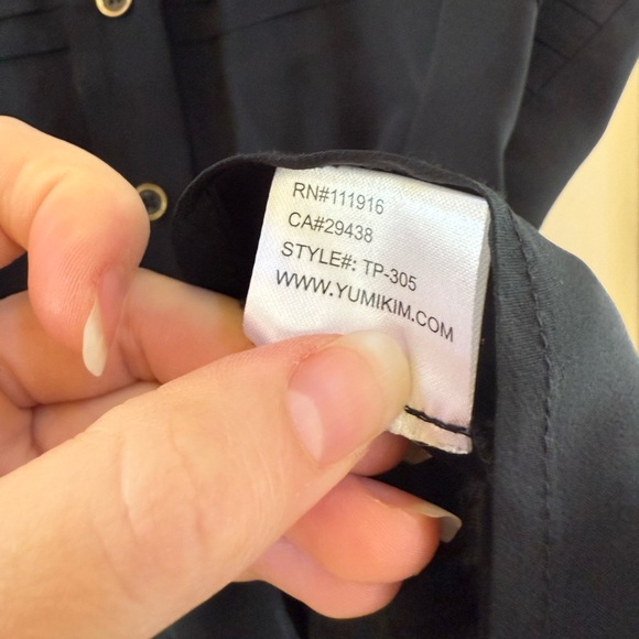 YUMI KIM V-NECK SILK BLOUSE TOP WITH PLEATED DETAIL - BLACK XS - Picture 4 of 5